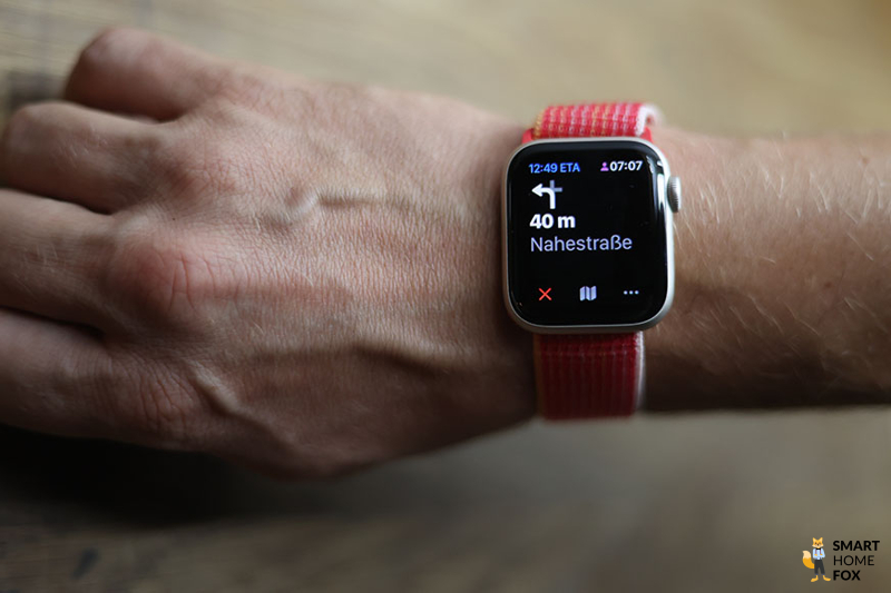 Вы можете увидеть навигационные функции на Apple Watch SE.